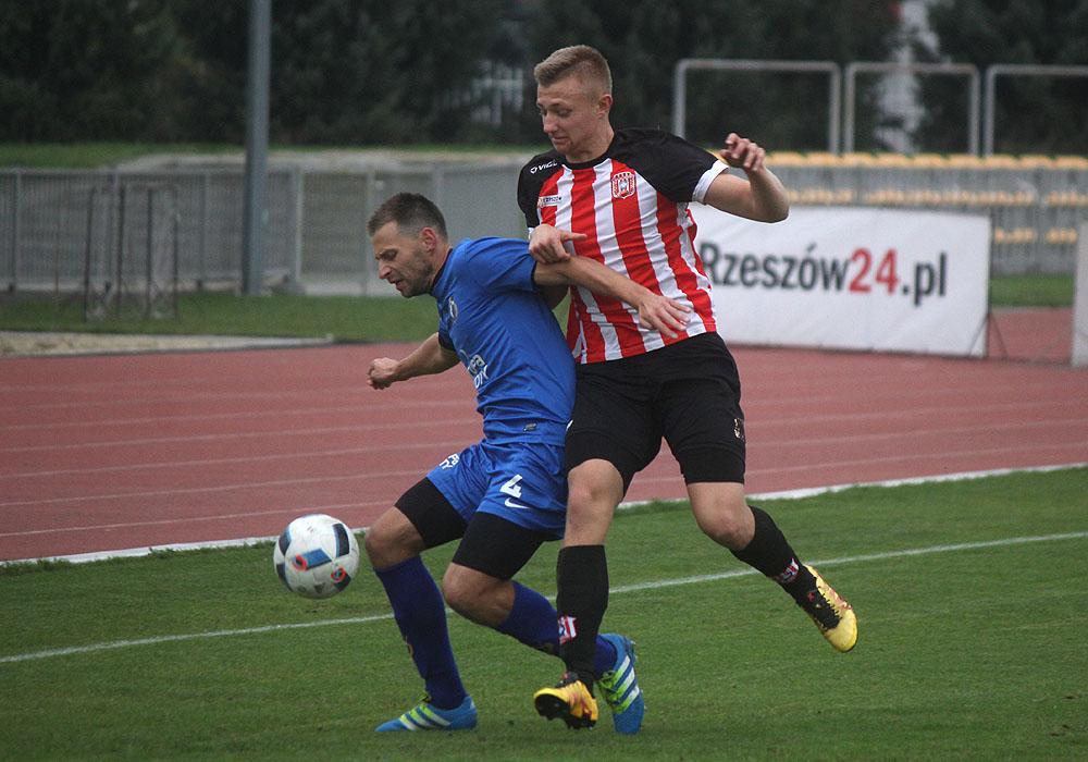Adrian Mołdoch (z prawej) w rundzie wiosennej sezonu 2016/2017 będzie zawodnikiem KS Wiązownica.