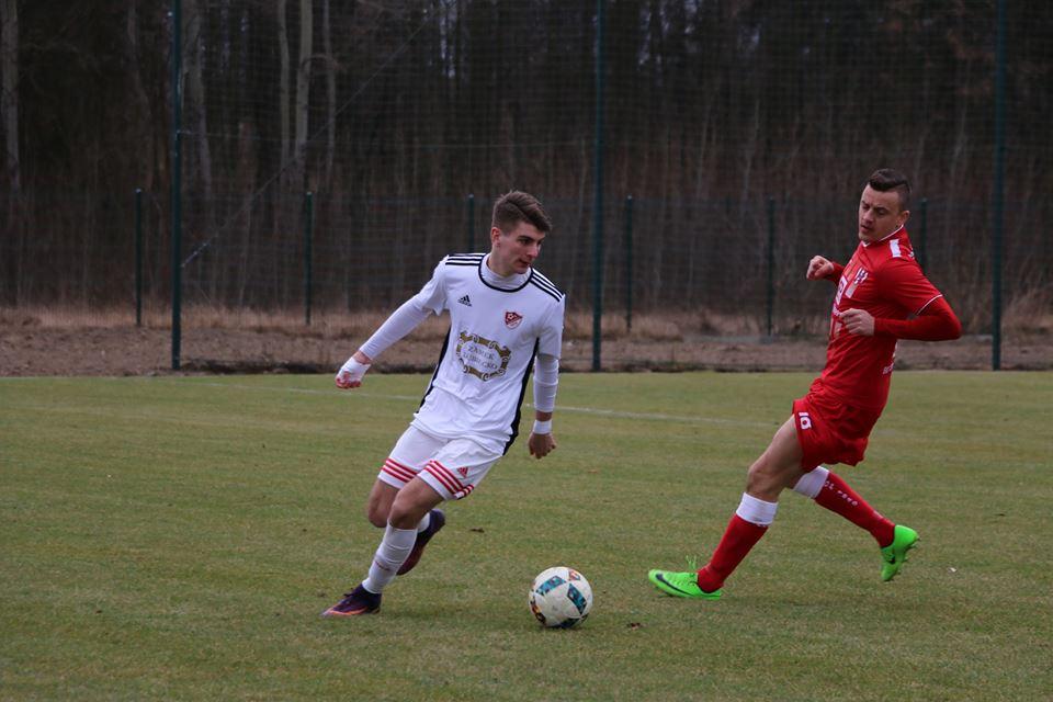 Adrian Nowak (z piłką) zdobył gola w swoim debiucie w barwach KS Wiązownica (fot. Natalia Styś)