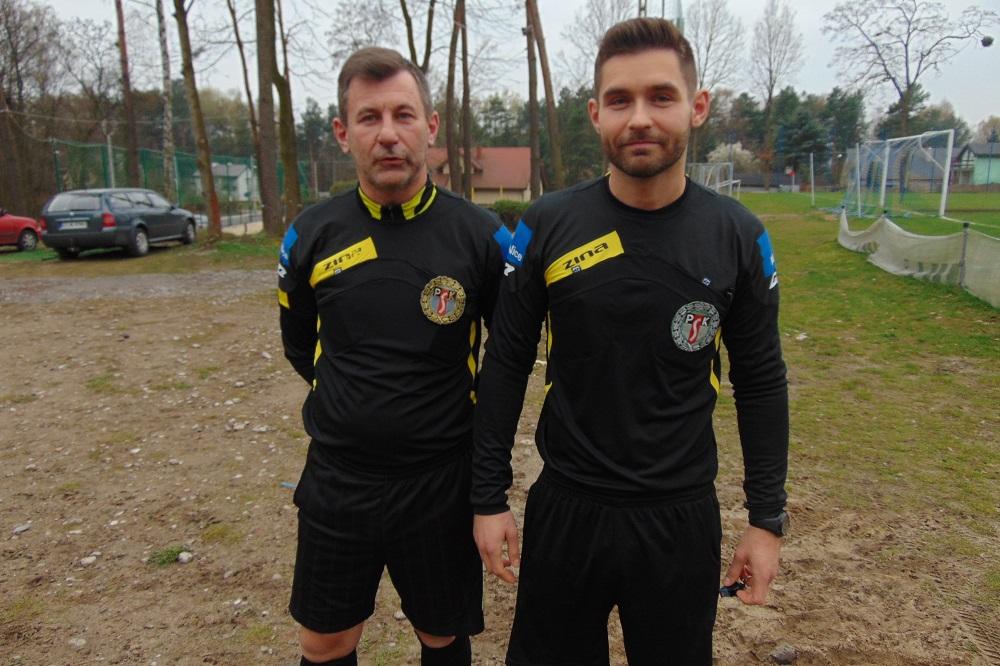 Albert Różycki (z prawej) poprowadzi 85. Derby Rzeszowa. (fot. lodzkifutbol.pl)