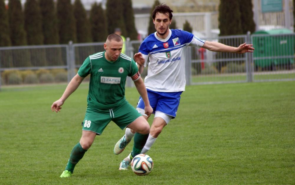 Bartosz Karwat (z lewej) całą dotychczasową piłkarską karierę spędził w barwach Izolatora Boguchwała. Teraz będzie występował w Stali Łańcut (fot. tomaszow.lub.pl)