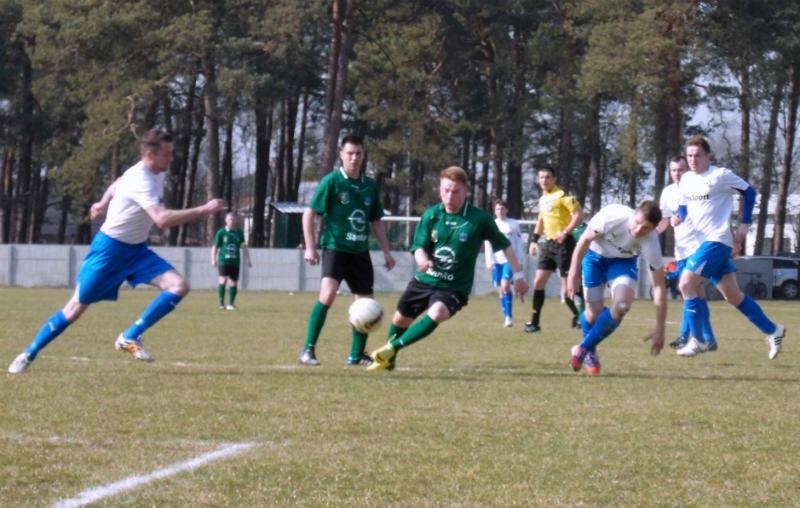 Wisłok Wiśniowa (biało-niebieskie stroje) pokonała Bukową Jastkowice 1-0.