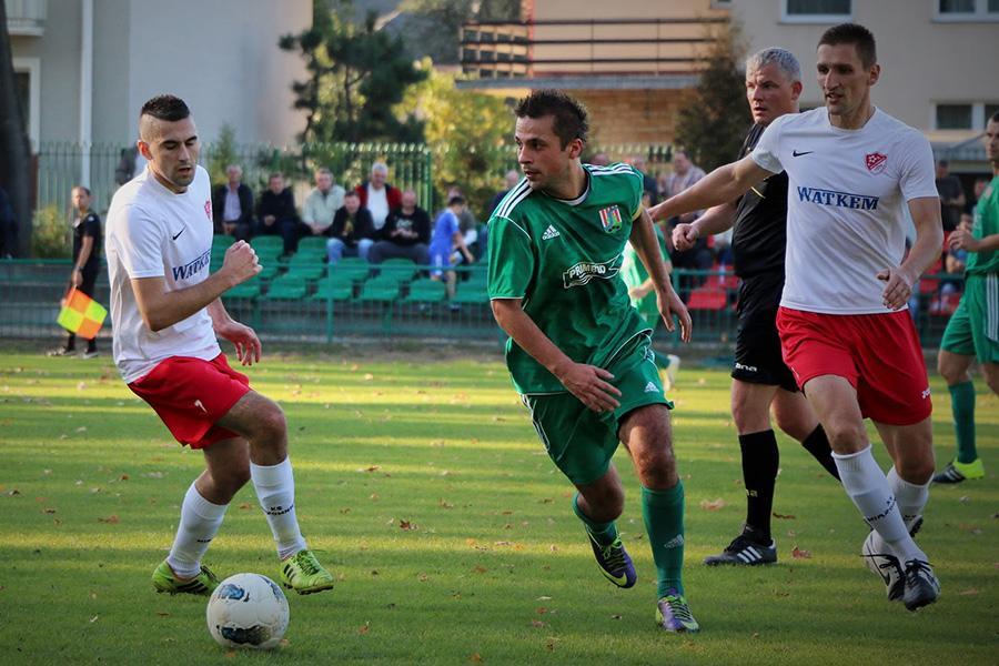 Damian Juda (w zielonej koszulce) nie zagra w meczu Cosmos Nowotaniec - Sokół Nisko z powodu żółtych kartek (fot. Natalia Styś)