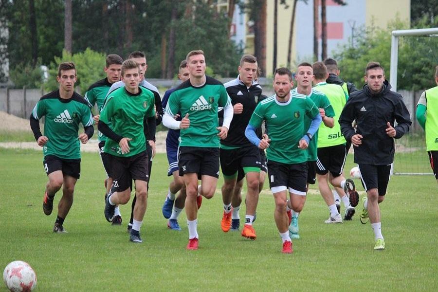 Dawid Kuliga (pierwszy z prawej) to wychowanek Karpat Krosno. Czy w przyszłym sezonie będzie grał w Stali Stalowa Wola?