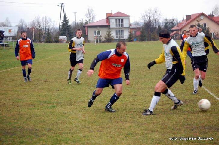 Iwonka Iwonicz (biało-żółto-czarne stroje) wygrała z Iskrą Przysietnica 2-0 (fot. Bogusław Szczurek)
