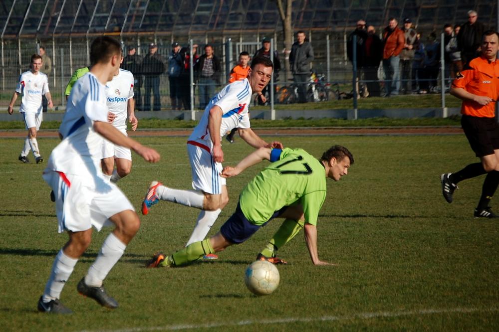 Jedność Niechobrz (białe stroje) po bardzo zaciętym spotkaniu wygrała z LKS-em Trzebownisko 1-0 (fot. Bogusław Szczurek)