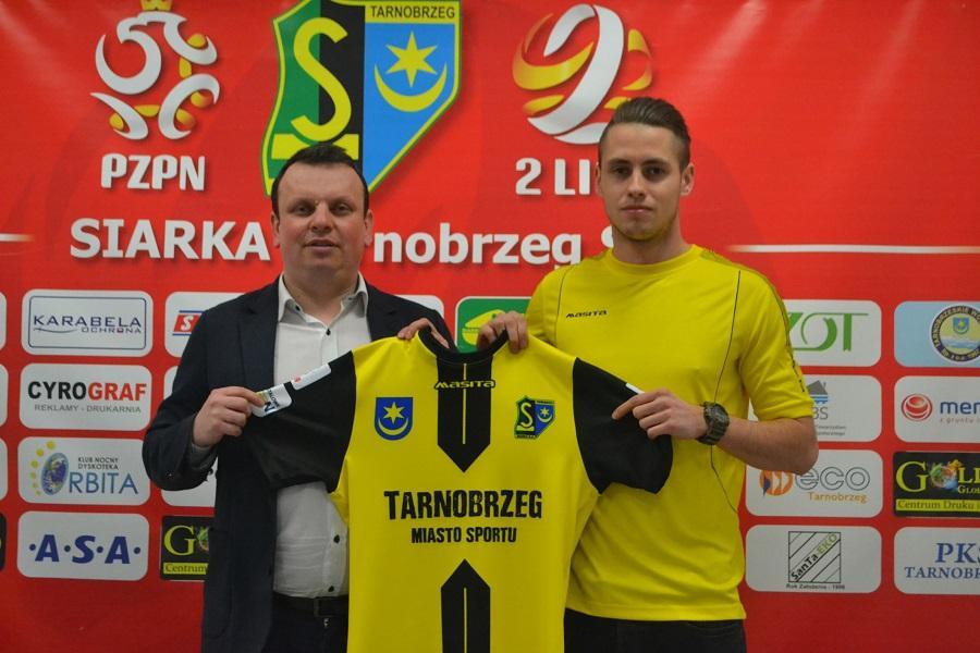 Kamil Cupriak (na zdjęciu z prawej, obok prezesa Grzegorza Dziedzica) w tej rundzie już nie zagra w barwach Siarki Tarnobrzeg (fot. Siarka Tarnobrzeg)