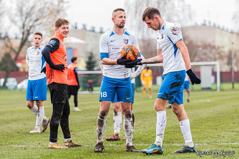 Kamil Matofij (pierwszy z prawej) nie będzie grał już w Karpatach Krosno. (fot. Konrad Kwolek)