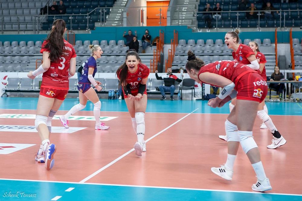 Karina Chmielewska (w środku) w przyszłym sezonie będzie grać w PGE Rysicach Rzeszów! (fot. Jedynka Tarnów)