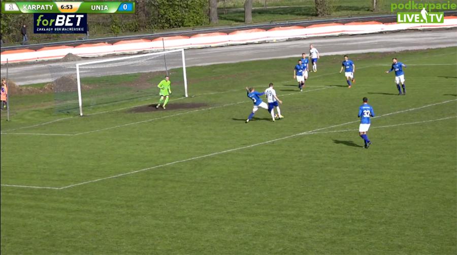 Dawid Kuli otrzymał piłkę z prawej strony i za chwilę wtrąci ją do siatki strzelając gola na 2-0 dla Karpat Krosno.