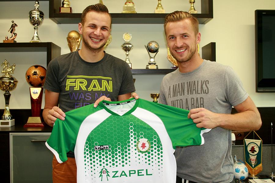 Łukasz Ćwiczak (na zdjęciu z prawej) wraz z dyrektorem sportowym Izolatora Pawłem Kulikiem (fot. zksizolator.eu)