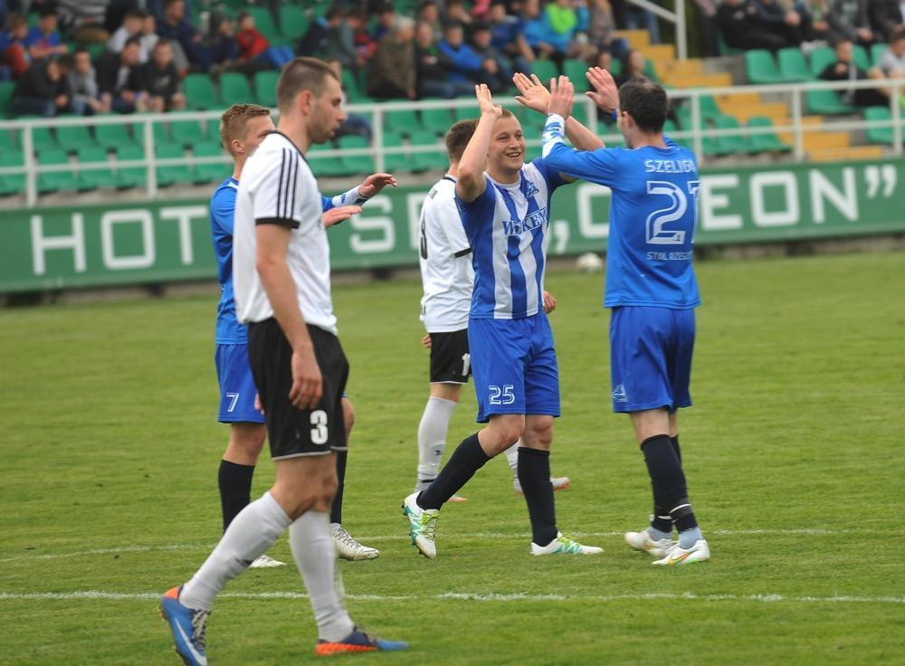 Michał Szymański (w środku) do tej pory występował jedynie w Stali Rzeszów. Czy na wiosnę zagra w Wisłoku Wiśniowa? (fot.archiwum)