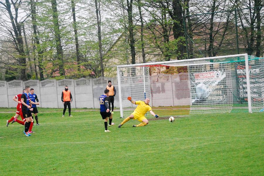 Na zdjęciu Michał Worosz strzela gola na 3-0 (fot. facebook.com/podkarpackapilkanozna)