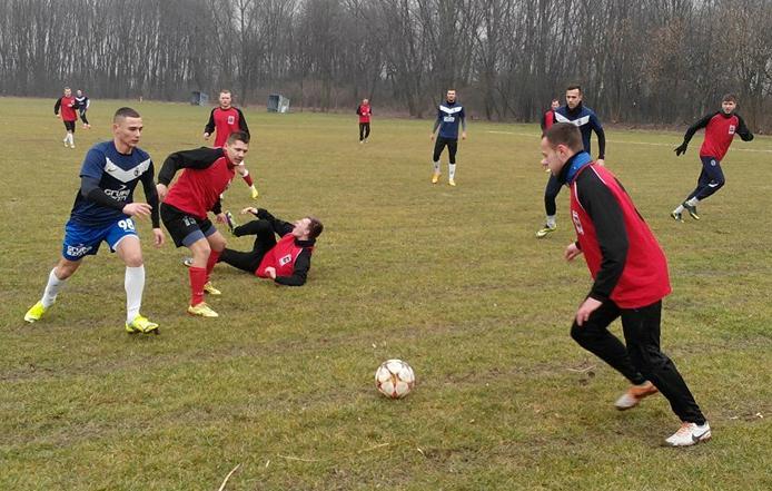 Orzeł Przeworsk (czerwono-czarne stroje) pokonał Unię Tarnów w meczu kontrolnym (fot. facebook.com/UniaTarnowFootball)