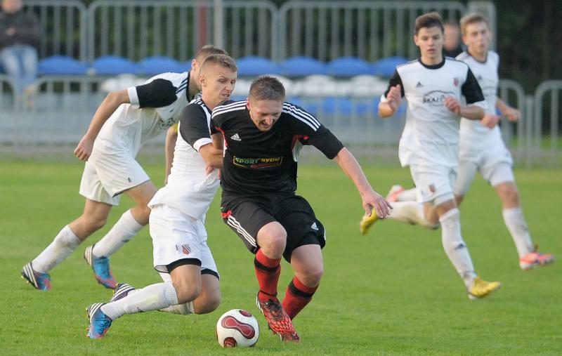 Piłkarze Piasta Tuczempy (białe stroje) wygrali w Nowotańcu 2-0.