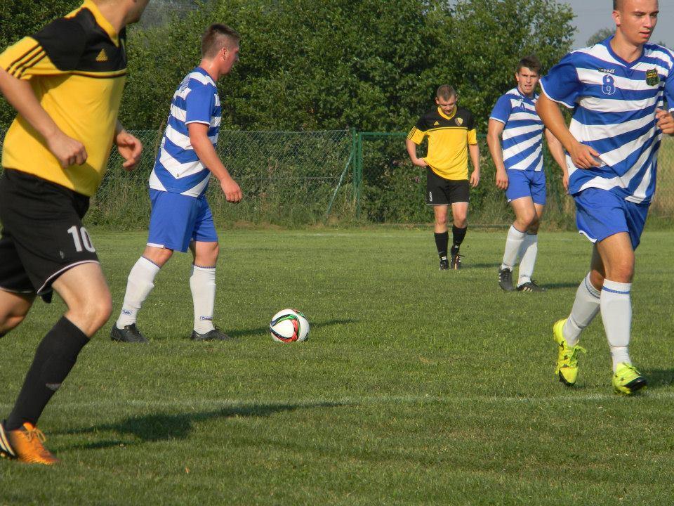 Dominik Płoch (pierwszy z prawej) zdobył gola na 2-1 (fot. facebook Wilgi Widełka)