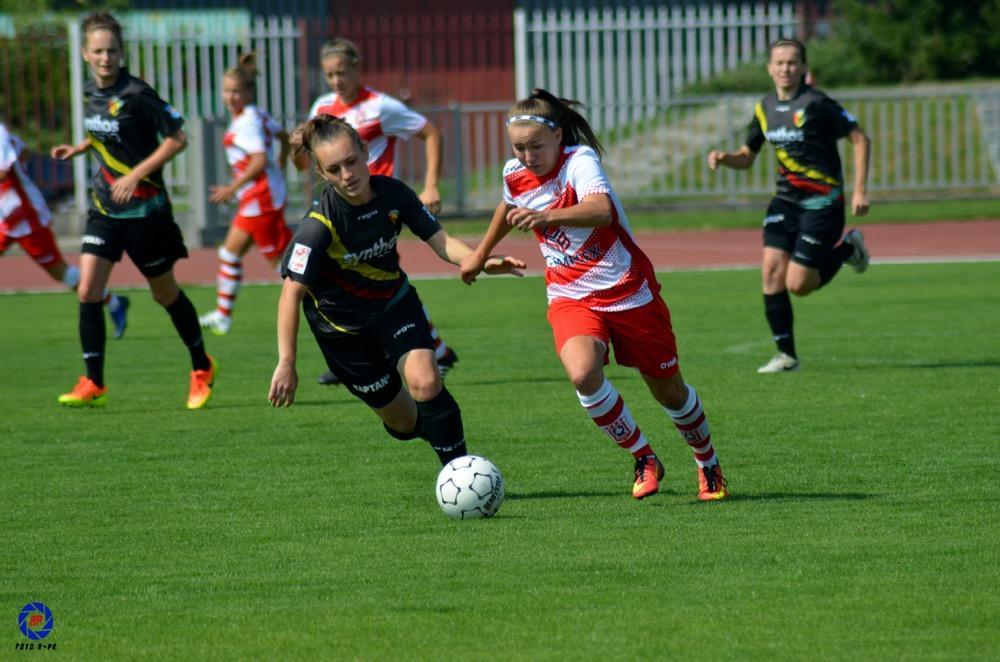 Piłkarki Sokoła i Resovii nie są zbyt wysoko w ligowej tabeli (fot. Adrianna Popkiewicz)