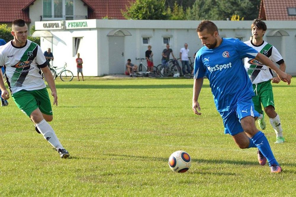 Damian Juda (z piłką) rozstrzygnął losy meczu Sokoła Nisko ze Stalą Nowa Dęba (fot. archiwum)
