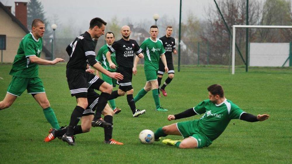 Krystian Ortyl (na zdjęciu lewa noga w górze) jeszcze w kwietniu grał przeciwko Chemikowi w barwach LKS-u Ostrów. (fot. facebook Chemika Pustków). 