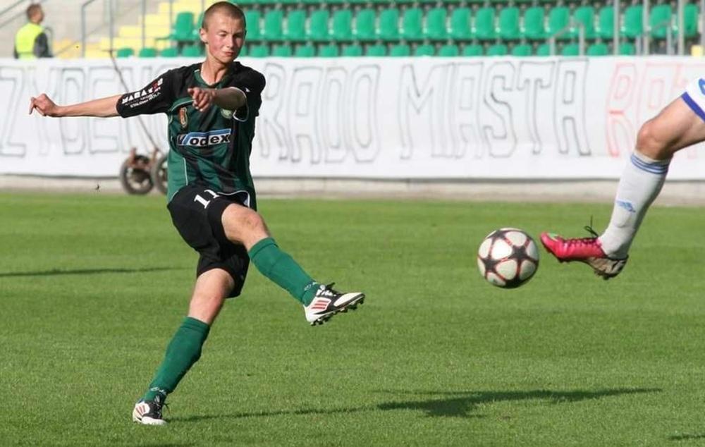 Mateusz Argasiński (uderza) wrócił do Stalowej Woli, ale nie gra za wiele w 2 lidze (fot. stalstalowawola.pl)