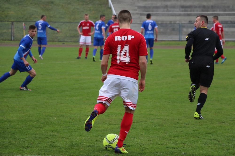 Kacper Rop (z piłką) zdobył kolejnego gola dla Wiązownicy. (fot. Natalia Styś)