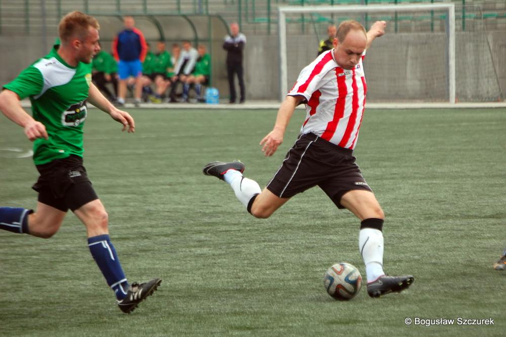 Iwonka Iwonicz (biało-czerwone stroje) pokonała LKS Skołyszyn 3-0 (fot. Bogusław Szczurek)