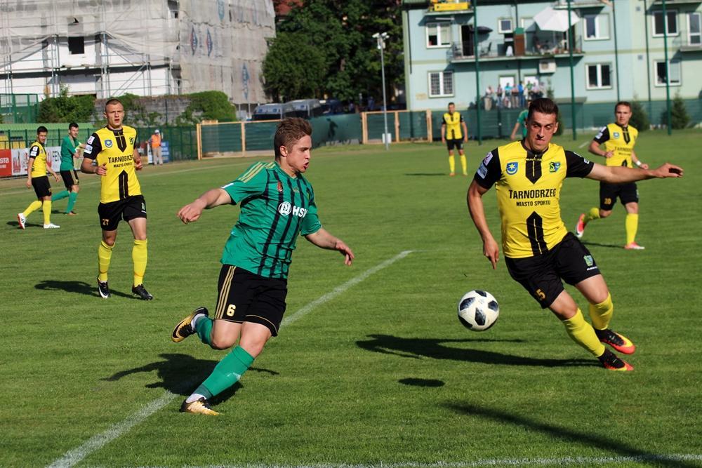 Piłkarze Siarki Tarnobrzeg (żółto-czarne stroje) znają już plan sparingów na letni okres przygotowawczy (