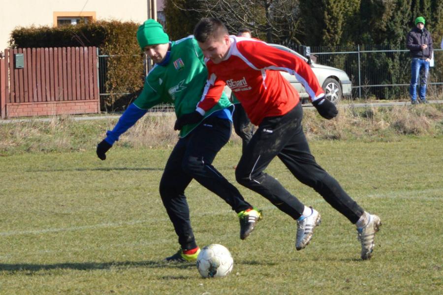 Zdjęcie z meczu sparingowego Sokoła Nisko (zielone koszulki) z Janowianką Janów Lub.elski