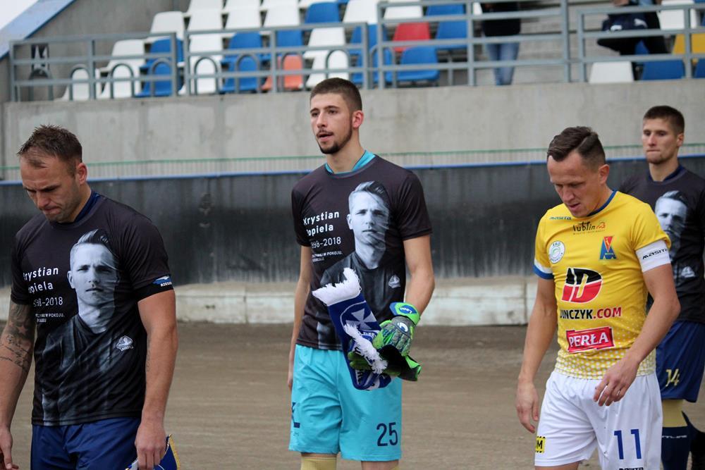 Leoni Otczenaszenko (na zdjęciu w środku) zagra w Fortuna 1 lidze (fot. Radosław Kuśmierz)