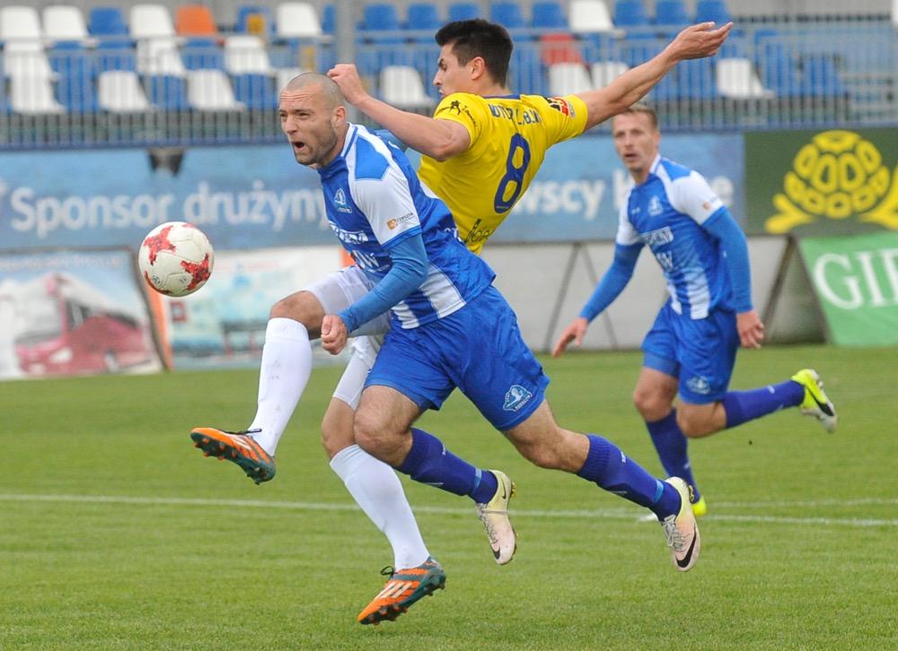Piotr Prędota (na pierwszym planie) zdobył dzisiaj jedną z bramek dla Stali Rzeszów. Zaliczył także asystę (fot. archiwum)