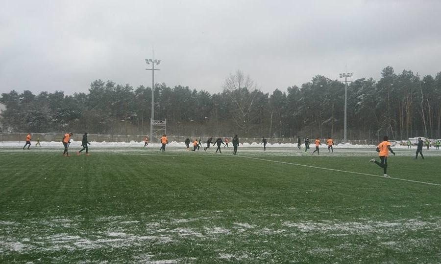 W takich okolicznościach przyrody odbywał się mecz sparingowy pomiędzy Stalą Stalowa Wola a Resovią. (fot.facebook.com/Stal-Stalowa-Wola)