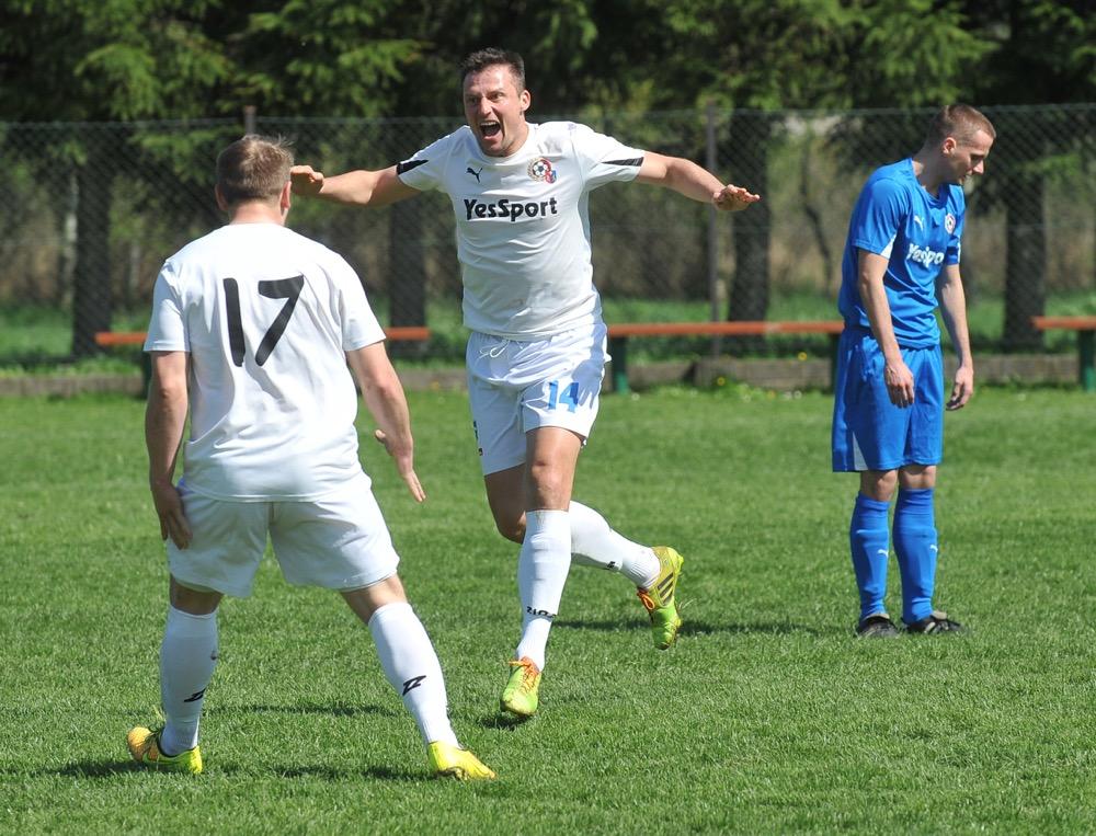 Tomasz Pietrasiewicz (w środku) strzelił dzisiaj dwa gole dla Wisłoka Wiśniowa (fot. archiwum)