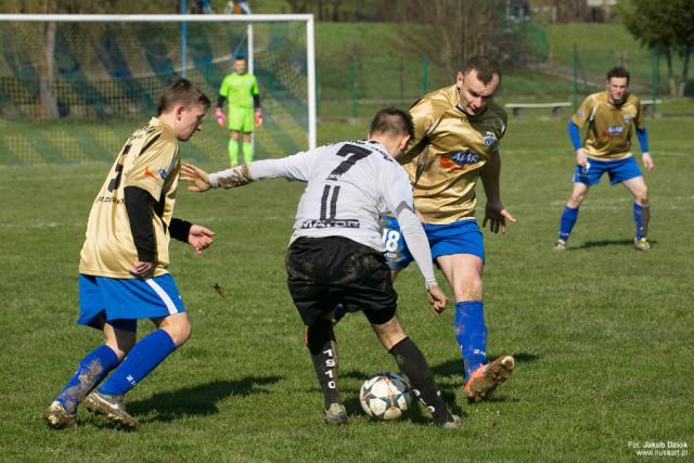 Wisłok Wiśniowa (złote koszulki) wygrał w Pilźnie 1-0 (fot. Jakub Dziok)