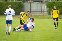 Sokół Sieniawa (biało-niebieskie stroje) odniósł pewne zwycięstwo w sparingowej potyczce z LKS-em Pisarowce (fot. Tomasz Sowa)