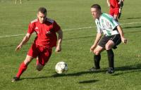 Sawa Sonina (czerwone stroje) pokonała MKS Kańczuga 1-0 (fot. piastnowawies.pl)