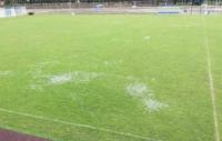 Zalana murawa na stadionie w Sieniawie (fot. Facebook / Sokół Sieniawa)