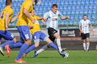 Karpaty Krosno (biało-niebieskie koszulki) zremisowały 0-0 z Tomasovią (fot. Marcin Pirga)