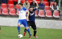 JKS Jarosław (granatowo-czarne stroje) przegrał z Tomasovią 0-2 (fot. tomasovia.tomaszow.info)
