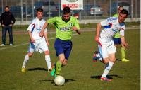 Jedność Niechobrz (białe stroje) zremisowała z Sokołem Sokołów Małopolski 1-1 (fot. Bogusław Szczurek)