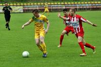 Orzeł Przeworsk (biało-czerwone stroje) zdobył cenny punkt w Świdniku (fot. Mieczysław Turczyn)