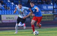 Karpaty Krosno (biało-niebieskie stroje) przegrały z Polonią Przemyśl 1-2 (fot. karpatykrosno.net)