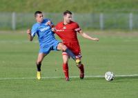 Polonia Przemyśl (niebieskie stroje) pokonała Wólczankę 1-0. Nz. z lewej Mateusz Wanat (fot. archiwum)