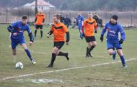 Bratek Bratkowice (pomarańczowo-czarne stroje) wygrywał pokonał KS Przybyszówka 4-0 (fot. kpzabajka.futbolowo.pl / archiwum)