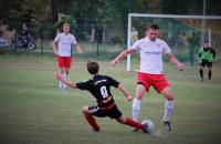 KS Wiązownica (biało-czerwone stroje) ograł Wisłokę Dębica aż 5-0 (fot. Natalia Styś / archiwum)