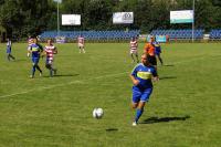 Piłkarze Głogovii (niebiesko-żółte stroje) wygrali z Wisłoką Czarna po bardzo zaciętym meczu (fot. strugtyczyn.futbolowo.pl / archiwum)