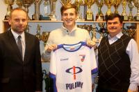 Sebastian Duda w towarzystwie działaczy Wisły Puławy, tuż po podpisaniu umowy (fot. kswislapulawy.pl)