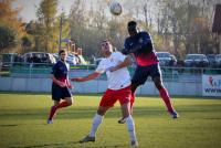 LKS Pisarowce (granatowo-czerwone stroje) zremisował z Przełomem Besko 2-2 (fot. Natalia Styś / archiwum)