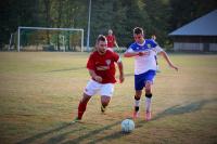 Stal Nowa Dęba (niebiesko-białe stroje) pokonała Pogoń Staszów w sparingu (fot. Natalia Styś)