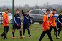 Na zdjęciu w środku strzelec gola na 2-0 Rafał Surmiak (fot. facebook.com/klub100jks)