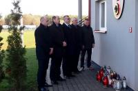 Działacze Podkarpackiego ZPN pod siedzibą klubu w Wólce Pełkińskiej (fot. podkarpackizpn.pl)
