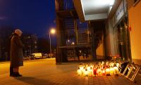 Pod stadionem Stali Mielec kibice zostawiają znicze. Podobnie jest w Wólce Pełkińskiej (fot. promocja.mielec.pl)
